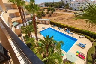 C02 - Luxury 3 Bed with Pool View - 5
