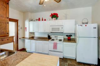 1 Mi to UNL Group Getaway with Game Area - Lincoln - 5