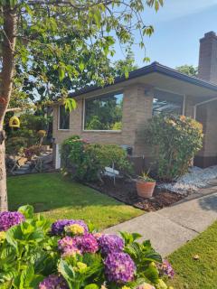 HomeSmart: Cozy Charm Meets High-Tech in Prime Area - Seattle - 8