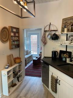 Charlton's Charming Cottage - Savannah - 1