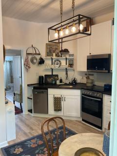 Charlton's Charming Cottage - Savannah - 8