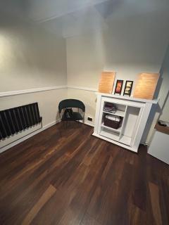 Entire home contractors & family - Moffat - 1