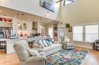 2 Blocks to Shore Crystal Beach House with Yard! - Crystal Beach - 0