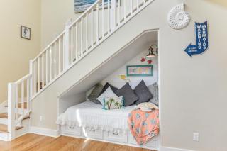 2 Blocks to Shore: Crystal Beach House w/ Yard! - 5