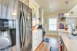 2 Blocks to Shore Crystal Beach House with Yard! - Crystal Beach - 2