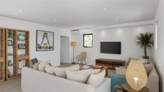 Three-Bedroom Villa with Pool and Wine Cellar - 7