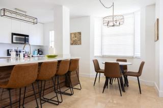 Luxe 3BR Apartment with Great Patio at Yacht Club - Aventura - 0