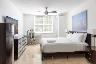 Luxe 3BR Apartment with Great Patio at Yacht Club - 7