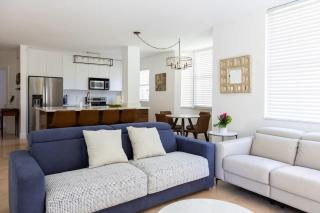 Luxe 3BR Apartment with Great Patio at Yacht Club - Aventura - 1