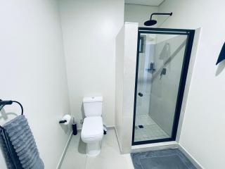 Hotel living 1Bed Studio Waverley Melrose Sandton - Vosburg - 3