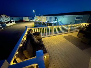 Poplars 33, 3 Bedroom Luxury Caravan Trecco Bay Porthcawl - Porthcawl - 9