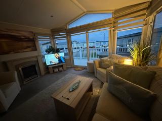 Poplars 33, 3 Bedroom Luxury Caravan Trecco Bay Porthcawl - Porthcawl - 8
