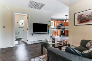 Walk to Town Charming Unit with Balcony in Bedford! - Bedford - 6