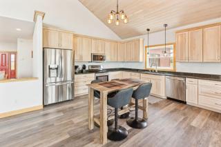 Lakeside 4BR Retreat Private, Peaceful & Scenic villa - 7