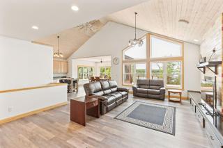 Lakeside 4BR Retreat Private, Peaceful & Scenic villa - - 4