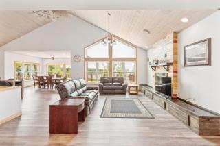 Lakeside 4BR Retreat Private, Peaceful & Scenic villa - - 1