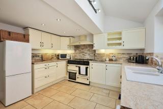 3BR Cottage by Dewsall Court - - 6