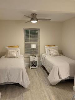 Iconic 2 BD Family Home Minutes Beach West Palm - West Palm Beach - 8