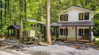 Dollys Retreat & The Greenhouse - 450ft to trails - 9