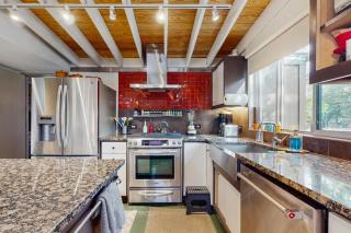 Cool Mid-Century Modern 3/2 - Austin - 3