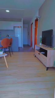 Apartamento reformado con terraza vistas al mar y a las piscinas de Magic World garaje y piscina frente a Balneario Aire acondicionadowifi - 7