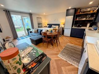 Garden Cottage and Bunkie at Horner Park - Victoria - 6