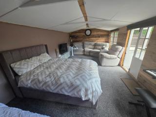 Stunning property with Summer house - Bescot - 9