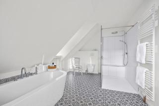 GUT KLETKAMP "Försterei" - Freistehendes Backsteinhaus mit 4 Schlafzimmern ruhig am Waldrand gelegen I Kamin I Garten & Terrasse I 15 Min zur Ostsee I 3 Bäder I Küche I Parkplatz I WLAN - Kletkamp - 1