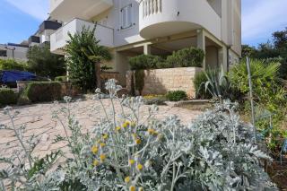 Mare 9 Cozy Two Bedroom Apartment with Garden - Petrcane (Peterzane) - 8