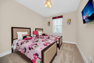 Spacious 5BR Resort - Private Pool - Near Disney! - 5