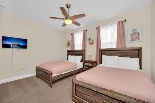 Spacious 5BR Resort - Private Pool - Near Disney! - 2