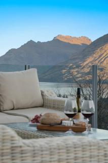 Luxury 3BR Queenstown Retreat with Alpine Views - 4