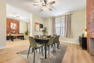 Spacious 6 Bedroom Home with BBQ Grill, Games, and Free Parking - 5