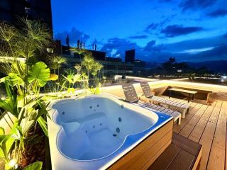 L301 4BR Lleras Park Apt Rooftop Jacuzzi AC - Medellín - 0