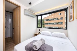 L301 4BR Lleras Park Apt Rooftop Jacuzzi AC - Medellín - 5