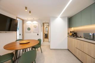 L301 4BR Lleras Park Apt Rooftop Jacuzzi AC - Medellín - 3
