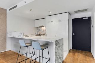 Docklands 2br Apt Escape with 2Br, Pool, Sauna and Gym - 3