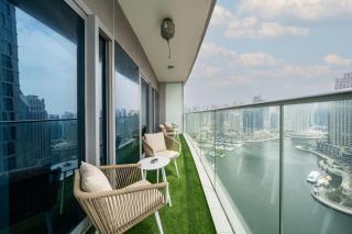 Chic Waterfront 1 Bed with Panoramic Marina Views - 9
