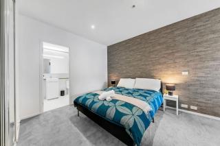 Docklands 2br Apt Escape with 2Br, Pool, Sauna and Gym - 1