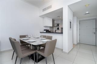 Chic Waterfront 1 Bed with Panoramic Marina Views - 3