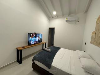 CH105 Poblado 7BR Villa Jacuzzi AC 24 hours Security - Medellín - 1