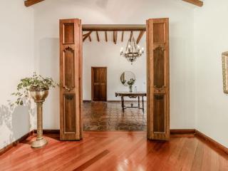 CH51 Colonial Charm Villa at El Poblado Jacuzzi - Medellín - 7