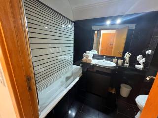 Funchal Getaway, Cozy Private Room With Bathroom and WiFi - 8