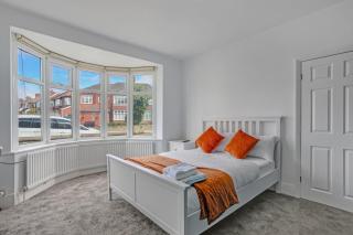 Luxury 5-bedroom home in Newcastle - Longbenton - 1