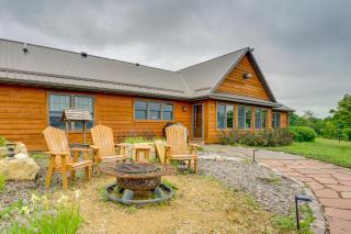Hot Tub and On-Site Trails Spacious Stockholm Cabin - Stockholm - 9