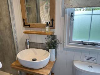 Romantic Shepherds Hut with Hot Tub, Rural Cheshire - Baddiley - 5