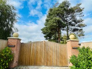 Romantic Shepherds Hut with Hot Tub, Rural Cheshire - Baddiley - 4