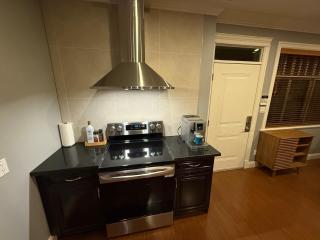 Newly Furnished Home with 3 rooms, 2 shared bathrooms and shared common space - Vancouver - 1
