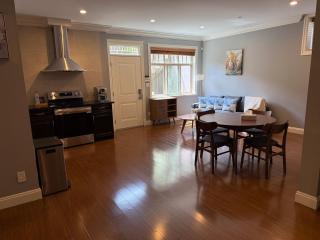 Peaceful & Cozy Home with 3 rooms, 2 SHARED Bathrooms and SHARED Common Space - Vancouver - 4