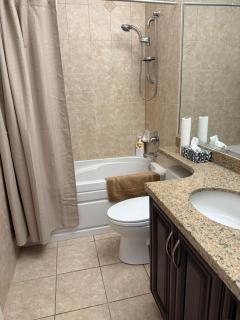 Newly Furnished Home with 3 rooms, 2 shared bathrooms and shared common space - Vancouver - 5